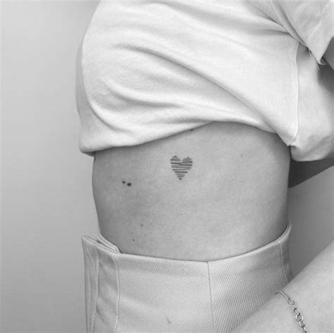 tatuajes pequeos para el pecho|Tatuajes de pecho de mujer